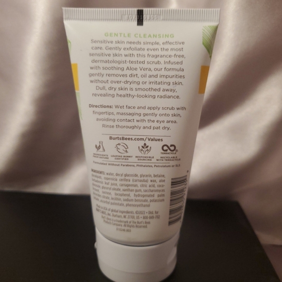 Burt's Bees Gentle Face Scrub with Aloe - Picture 3 of 4